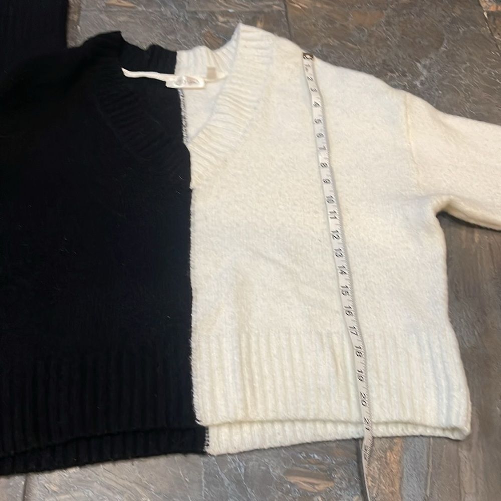 RD Style Black/White V-Neck Sweater in black & white, Size Medium - Picture 13 of 15